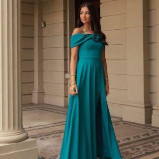 😍 Tyrkysové šaty s viazaním 😍 https://www.glossy.sk/dlhe-spolocenske-tyrkysove-saty-s-padnutymi-ramenami-a-viazanim/