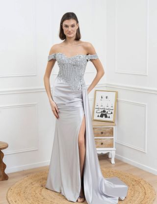 🤍 Strieborné korzetové šaty 🤍 https://www.glossy.sk/dlhe-spolocenske-strieborne-korzetove-saty-s-padnutymi-ramenami/