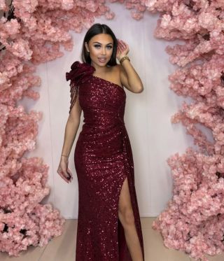 😍 Bordové flitrované šaty, v ktorých zažiariš! ✨ Elegancia, iskra a sebavedomie v jednom – tieto šaty sú dokonalou voľbou...