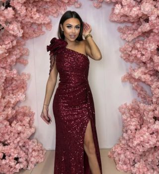 ✨ Bordové flitrované šaty na jedno rameno ✨ Dokonalá voľba pre večery, keď chceš zažiariť. Luxusný lesk, ženský strih a...